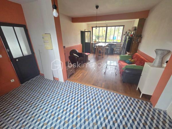 Opportunité Unique : Demeure d'Exception de 325m² – Potentiel Locatif & Airbnb Haut de Gamme
À Saint-Pierre-lès-Nemours, l'alliance parfaite entre volume XXL, flexibilité et rentabilité.
Découvrez ce bien hors normes. Ancienne fabrique de bijoux, idéalement situé à la lisière immédiate du centre-ville de Nemours, rénové avec goût. Que vous cherchiez une résidence familiale prestigieuse, un projet de coliving ou un investissement locatif à haute rentabilité (Airbnb), cette maison répond à toutes vos ambitions.
Un Emplacement Stratégique
* Gare de Nemours-Saint-Pierre : À 7 minutes à pied (Paris Gare de Lyon en 45 min).
* Centre-ville de Nemours : À 5 minutes à pied (commerces, restaurants, château, bords du Loing).
* Nature : La forêt est à 5 minutes et le canal est au bout de la rue pour vos balades.

Le Corps Principal : Un Duplex de Prestige de 220m²
L'habitation principale offre des volumes rares et une modularité totale :
* Espaces de vie : Deux grandes pièces à vivre réparties sur deux niveaux, chacune équipée de sa propre cuisine.
* Côté Nuit : 3 grandes chambres lumineuses.
* Une grande salle de bain avec baignoire et douche, 2 toilettes séparés et une buanderie
* Loisirs : Une véritable salle de sport privée intégrée.
* Extérieur : Un accès direct et fluide vers le jardin pour profiter du calme de Saint-Pierre. Jardin de 500m2 verdoyant et de nombreux arbres fruitiers. Abris de jardin et atelier de bricolage et de rangement.
* Le Potentiel : Cet appartement est entièrement modulable. Sa configuration permet de repenser l'espace ou de créer des studios autonomes supplémentaires à l'intérieur même de cette unité.

Le "Plus" Investisseur : 2 Studios Indépendants (Airbnb Ready)
En plus de l'habitation principale, la maison dispose à ses deux extrémités de deux unités équipées de cuisine et de salle de bain, avec accès totalement autonomes, idéales pour générer des revenus immédiats :
1. Studio 1 (50 m²) : Bel espace spacieux au 2ème étage , poutres apparentes, parfait pour de la location courte ou longue durée.
2. Studio 2 (36 m²) : Au rez de jardin avec terrasse privative, Idéal pour un rendement Airbnb optimisé grâce à la proximité de la gare et de la forêt.

Pourquoi choisir ce bien ?
* Modularité Totale : Habitez une partie et louez le reste, ou transformez l'ensemble en complexe locatif.