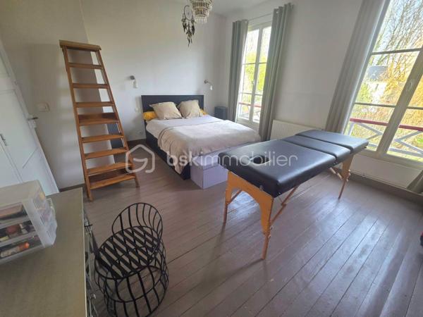 Opportunité Unique : Demeure d'Exception de 325m² – Potentiel Locatif & Airbnb Haut de Gamme
À Saint-Pierre-lès-Nemours, l'alliance parfaite entre volume XXL, flexibilité et rentabilité.
Découvrez ce bien hors normes. Ancienne fabrique de bijoux, idéalement situé à la lisière immédiate du centre-ville de Nemours, rénové avec goût. Que vous cherchiez une résidence familiale prestigieuse, un projet de coliving ou un investissement locatif à haute rentabilité (Airbnb), cette maison répond à toutes vos ambitions.
Un Emplacement Stratégique
* Gare de Nemours-Saint-Pierre : À 7 minutes à pied (Paris Gare de Lyon en 45 min).
* Centre-ville de Nemours : À 5 minutes à pied (commerces, restaurants, château, bords du Loing).
* Nature : La forêt est à 5 minutes et le canal est au bout de la rue pour vos balades.

Le Corps Principal : Un Duplex de Prestige de 220m²
L'habitation principale offre des volumes rares et une modularité totale :
* Espaces de vie : Deux grandes pièces à vivre réparties sur deux niveaux, chacune équipée de sa propre cuisine.
* Côté Nuit : 3 grandes chambres lumineuses.
* Une grande salle de bain avec baignoire et douche, 2 toilettes séparés et une buanderie
* Loisirs : Une véritable salle de sport privée intégrée.
* Extérieur : Un accès direct et fluide vers le jardin pour profiter du calme de Saint-Pierre. Jardin de 500m2 verdoyant et de nombreux arbres fruitiers. Abris de jardin et atelier de bricolage et de rangement.
* Le Potentiel : Cet appartement est entièrement modulable. Sa configuration permet de repenser l'espace ou de créer des studios autonomes supplémentaires à l'intérieur même de cette unité.

Le "Plus" Investisseur : 2 Studios Indépendants (Airbnb Ready)
En plus de l'habitation principale, la maison dispose à ses deux extrémités de deux unités équipées de cuisine et de salle de bain, avec accès totalement autonomes, idéales pour générer des revenus immédiats :
1. Studio 1 (50 m²) : Bel espace spacieux au 2ème étage , poutres apparentes, parfait pour de la location courte ou longue durée.
2. Studio 2 (36 m²) : Au rez de jardin avec terrasse privative, Idéal pour un rendement Airbnb optimisé grâce à la proximité de la gare et de la forêt.

Pourquoi choisir ce bien ?
* Modularité Totale : Habitez une partie et louez le reste, ou transformez l'ensemble en complexe locatif.