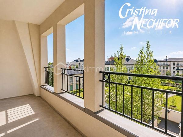 Dans le centre-ville de SERRIS, à deux pas de toutes les commodités, venez découvrir ce magnifique appartement 2 pièces situé au dernier étage d’une résidence récente de 2013 avec ascenseur, idéalement placé à proximité du centre commercial Val d’Europe, de la Vallée Village, des parcs, des lacs, des écoles et des transports.

À seulement 10 minutes à pied du RER A, et à 500m du lycée Émile du Châtelet, à 50m de la Place Toscane, un appartement lumineux offre un cadre de vie exceptionnel dans l’un des meilleurs emplacements de Serris.

Il se compose de :
    •    Une entrée avec placard
    •    Une belle chambre avec accès à la terrasse
    •    Une salle de bain
    •    Un WC séparé
    •    Un vaste séjour lumineux avec cuisine ouverte, entièrement aménagée et équipée
    •    Une loggia


Le plus : une vue imprenable sur les feux d’artifice de Disneyland Paris, à admirer directement depuis votre salon !

Ce bien est complété par une place de parking.

À ne pas manquer ! Idéal pour une résidence principale ou un investissement patrimonial de qualité.

Pour plus d’informations, contactez-moi dès maintenant!
