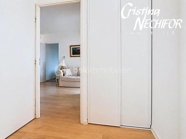 Dans le centre-ville de SERRIS, à deux pas de toutes les commodités, venez découvrir ce magnifique appartement 2 pièces situé au dernier étage d’une résidence récente de 2013 avec ascenseur, idéalement placé à proximité du centre commercial Val d’Europe, de la Vallée Village, des parcs, des lacs, des écoles et des transports.

À seulement 10 minutes à pied du RER A, et à 500m du lycée Émile du Châtelet, à 50m de la Place Toscane, un appartement lumineux offre un cadre de vie exceptionnel dans l’un des meilleurs emplacements de Serris.

Il se compose de :
    •    Une entrée avec placard
    •    Une belle chambre avec accès à la terrasse
    •    Une salle de bain
    •    Un WC séparé
    •    Un vaste séjour lumineux avec cuisine ouverte, entièrement aménagée et équipée
    •    Une loggia


Le plus : une vue imprenable sur les feux d’artifice de Disneyland Paris, à admirer directement depuis votre salon !

Ce bien est complété par une place de parking.

À ne pas manquer ! Idéal pour une résidence principale ou un investissement patrimonial de qualité.

Pour plus d’informations, contactez-moi dès maintenant!