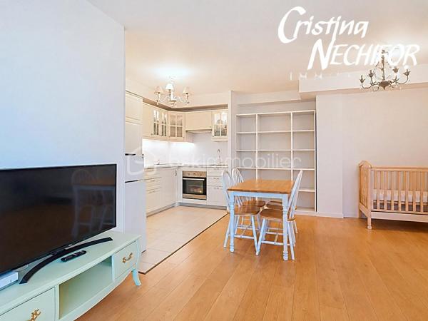 Dans le centre-ville de SERRIS, à deux pas de toutes les commodités, venez découvrir ce magnifique appartement 2 pièces situé au dernier étage d’une résidence récente de 2013 avec ascenseur, idéalement placé à proximité du centre commercial Val d’Europe, de la Vallée Village, des parcs, des lacs, des écoles et des transports.

À seulement 10 minutes à pied du RER A, et à 500m du lycée Émile du Châtelet, à 50m de la Place Toscane, un appartement lumineux offre un cadre de vie exceptionnel dans l’un des meilleurs emplacements de Serris.

Il se compose de :
    •    Une entrée avec placard
    •    Une belle chambre avec accès à la terrasse
    •    Une salle de bain
    •    Un WC séparé
    •    Un vaste séjour lumineux avec cuisine ouverte, entièrement aménagée et équipée
    •    Une loggia


Le plus : une vue imprenable sur les feux d’artifice de Disneyland Paris, à admirer directement depuis votre salon !

Ce bien est complété par une place de parking.

À ne pas manquer ! Idéal pour une résidence principale ou un investissement patrimonial de qualité.

Pour plus d’informations, contactez-moi dès maintenant!