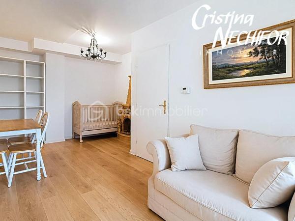 Dans le centre-ville de SERRIS, à deux pas de toutes les commodités, venez découvrir ce magnifique appartement 2 pièces situé au dernier étage d’une résidence récente de 2013 avec ascenseur, idéalement placé à proximité du centre commercial Val d’Europe, de la Vallée Village, des parcs, des lacs, des écoles et des transports.

À seulement 10 minutes à pied du RER A, et à 500m du lycée Émile du Châtelet, à 50m de la Place Toscane, un appartement lumineux offre un cadre de vie exceptionnel dans l’un des meilleurs emplacements de Serris.

Il se compose de :
    •    Une entrée avec placard
    •    Une belle chambre avec accès à la terrasse
    •    Une salle de bain
    •    Un WC séparé
    •    Un vaste séjour lumineux avec cuisine ouverte, entièrement aménagée et équipée
    •    Une loggia


Le plus : une vue imprenable sur les feux d’artifice de Disneyland Paris, à admirer directement depuis votre salon !

Ce bien est complété par une place de parking.

À ne pas manquer ! Idéal pour une résidence principale ou un investissement patrimonial de qualité.

Pour plus d’informations, contactez-moi dès maintenant!