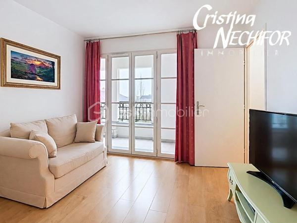 Dans le centre-ville de SERRIS, à deux pas de toutes les commodités, venez découvrir ce magnifique appartement 2 pièces situé au dernier étage d’une résidence récente de 2013 avec ascenseur, idéalement placé à proximité du centre commercial Val d’Europe, de la Vallée Village, des parcs, des lacs, des écoles et des transports.

À seulement 10 minutes à pied du RER A, et à 500m du lycée Émile du Châtelet, à 50m de la Place Toscane, un appartement lumineux offre un cadre de vie exceptionnel dans l’un des meilleurs emplacements de Serris.

Il se compose de :
    •    Une entrée avec placard
    •    Une belle chambre avec accès à la terrasse
    •    Une salle de bain
    •    Un WC séparé
    •    Un vaste séjour lumineux avec cuisine ouverte, entièrement aménagée et équipée
    •    Une loggia


Le plus : une vue imprenable sur les feux d’artifice de Disneyland Paris, à admirer directement depuis votre salon !

Ce bien est complété par une place de parking.

À ne pas manquer ! Idéal pour une résidence principale ou un investissement patrimonial de qualité.

Pour plus d’informations, contactez-moi dès maintenant!