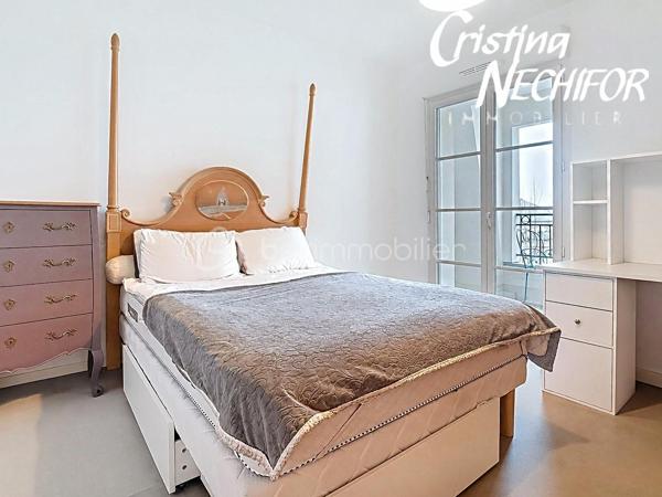 Dans le centre-ville de SERRIS, à deux pas de toutes les commodités, venez découvrir ce magnifique appartement 2 pièces situé au dernier étage d’une résidence récente de 2013 avec ascenseur, idéalement placé à proximité du centre commercial Val d’Europe, de la Vallée Village, des parcs, des lacs, des écoles et des transports.

À seulement 10 minutes à pied du RER A, et à 500m du lycée Émile du Châtelet, à 50m de la Place Toscane, un appartement lumineux offre un cadre de vie exceptionnel dans l’un des meilleurs emplacements de Serris.

Il se compose de :
    •    Une entrée avec placard
    •    Une belle chambre avec accès à la terrasse
    •    Une salle de bain
    •    Un WC séparé
    •    Un vaste séjour lumineux avec cuisine ouverte, entièrement aménagée et équipée
    •    Une loggia


Le plus : une vue imprenable sur les feux d’artifice de Disneyland Paris, à admirer directement depuis votre salon !

Ce bien est complété par une place de parking.

À ne pas manquer ! Idéal pour une résidence principale ou un investissement patrimonial de qualité.

Pour plus d’informations, contactez-moi dès maintenant!