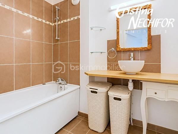 Dans le centre-ville de SERRIS, à deux pas de toutes les commodités, venez découvrir ce magnifique appartement 2 pièces situé au dernier étage d’une résidence récente de 2013 avec ascenseur, idéalement placé à proximité du centre commercial Val d’Europe, de la Vallée Village, des parcs, des lacs, des écoles et des transports.

À seulement 10 minutes à pied du RER A, et à 500m du lycée Émile du Châtelet, à 50m de la Place Toscane, un appartement lumineux offre un cadre de vie exceptionnel dans l’un des meilleurs emplacements de Serris.

Il se compose de :
    •    Une entrée avec placard
    •    Une belle chambre avec accès à la terrasse
    •    Une salle de bain
    •    Un WC séparé
    •    Un vaste séjour lumineux avec cuisine ouverte, entièrement aménagée et équipée
    •    Une loggia


Le plus : une vue imprenable sur les feux d’artifice de Disneyland Paris, à admirer directement depuis votre salon !

Ce bien est complété par une place de parking.

À ne pas manquer ! Idéal pour une résidence principale ou un investissement patrimonial de qualité.

Pour plus d’informations, contactez-moi dès maintenant!