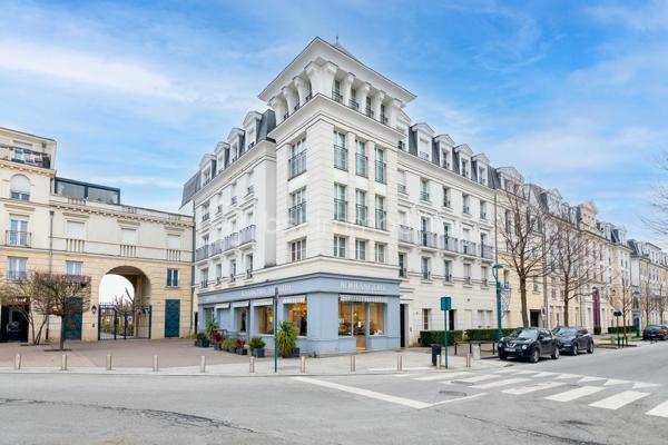 Dans le centre-ville de SERRIS, à deux pas de toutes les commodités, venez découvrir ce magnifique appartement 2 pièces situé au dernier étage d’une résidence récente de 2013 avec ascenseur, idéalement placé à proximité du centre commercial Val d’Europe, de la Vallée Village, des parcs, des lacs, des écoles et des transports.

À seulement 10 minutes à pied du RER A, et à 500m du lycée Émile du Châtelet, à 50m de la Place Toscane, un appartement lumineux offre un cadre de vie exceptionnel dans l’un des meilleurs emplacements de Serris.

Il se compose de :
    •    Une entrée avec placard
    •    Une belle chambre avec accès à la terrasse
    •    Une salle de bain
    •    Un WC séparé
    •    Un vaste séjour lumineux avec cuisine ouverte, entièrement aménagée et équipée
    •    Une loggia


Le plus : une vue imprenable sur les feux d’artifice de Disneyland Paris, à admirer directement depuis votre salon !

Ce bien est complété par une place de parking.

À ne pas manquer ! Idéal pour une résidence principale ou un investissement patrimonial de qualité.

Pour plus d’informations, contactez-moi dès maintenant!