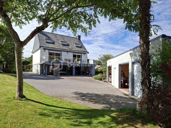 Située à deux pas du centre-ville de Plouay et à proximité immédiate du ramassage scolaire.
La maison d'une surface de 110 m² Carrez (environ 170 m² au sol), se compose :
À l'étage
3 chambres
1 salle de bains
1 WC indépendant
Au niveau principal
Une belle pièce de vie lumineuse ouvrant sur une grande terrasse plein sud.
Une cuisine
1 WC indépendant
Espace complémentaire indépendant
Au rez-de-chaussée, un espace d'environ 70 m² peut être utilisé comme prolongement de l'habitation ou comme logement indépendant. Il comprend :
Une cuisine
Une salle d'eau
Un WC
Espaces à aménager selon vos besoins (hébergement familial, location, activité professionnelle, télétravail, etc.)
Les extérieurs
Terrain arboré de 2 600 m² avec arbres fruitiers
Piscine en dur chauffée et couverte de 5 x 10 mètres
Espace potager avec serre
Grand garage de 65 m² pouvant accueillir plus de 3 véhicules 
Abri de jardin en bois de 15 m² avec douche extérieur 
Dépendance métallique de 25 m²
Cette propriété offre un cadre de vie exceptionnel, alliant confort, espace et fonctionnalité. Idéale pour une famille, un projet intergénérationnel ou une activité indépendante, elle bénéficie d'un emplacement recherché à proximité des commerces, écoles et d'un accès facile vers la voie rapide.