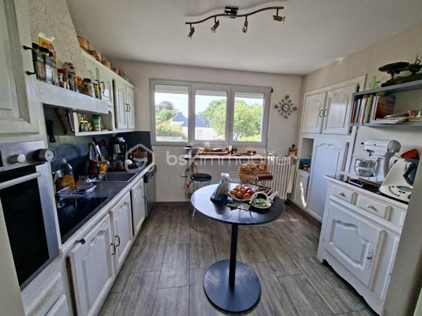 Située à deux pas du centre-ville de Plouay et à proximité immédiate du ramassage scolaire.
La maison d'une surface de 110 m² Carrez (environ 170 m² au sol), se compose :
À l'étage
3 chambres
1 salle de bains
1 WC indépendant
Au niveau principal
Une belle pièce de vie lumineuse ouvrant sur une grande terrasse plein sud.
Une cuisine
1 WC indépendant
Espace complémentaire indépendant
Au rez-de-chaussée, un espace d'environ 70 m² peut être utilisé comme prolongement de l'habitation ou comme logement indépendant. Il comprend :
Une cuisine
Une salle d'eau
Un WC
Espaces à aménager selon vos besoins (hébergement familial, location, activité professionnelle, télétravail, etc.)
Les extérieurs
Terrain arboré de 2 600 m² avec arbres fruitiers
Piscine en dur chauffée et couverte de 5 x 10 mètres
Espace potager avec serre
Grand garage de 65 m² pouvant accueillir plus de 3 véhicules 
Abri de jardin en bois de 15 m² avec douche extérieur 
Dépendance métallique de 25 m²
Cette propriété offre un cadre de vie exceptionnel, alliant confort, espace et fonctionnalité. Idéale pour une famille, un projet intergénérationnel ou une activité indépendante, elle bénéficie d'un emplacement recherché à proximité des commerces, écoles et d'un accès facile vers la voie rapide.