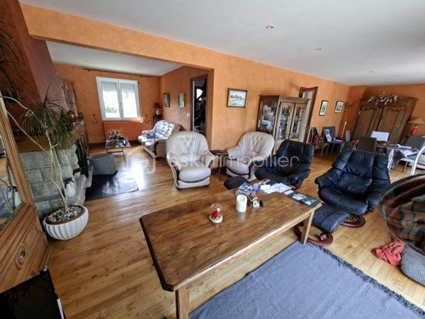 Située à deux pas du centre-ville de Plouay et à proximité immédiate du ramassage scolaire.
La maison d'une surface de 110 m² Carrez (environ 170 m² au sol), se compose :
À l'étage
3 chambres
1 salle de bains
1 WC indépendant
Au niveau principal
Une belle pièce de vie lumineuse ouvrant sur une grande terrasse plein sud.
Une cuisine
1 WC indépendant
Espace complémentaire indépendant
Au rez-de-chaussée, un espace d'environ 70 m² peut être utilisé comme prolongement de l'habitation ou comme logement indépendant. Il comprend :
Une cuisine
Une salle d'eau
Un WC
Espaces à aménager selon vos besoins (hébergement familial, location, activité professionnelle, télétravail, etc.)
Les extérieurs
Terrain arboré de 2 600 m² avec arbres fruitiers
Piscine en dur chauffée et couverte de 5 x 10 mètres
Espace potager avec serre
Grand garage de 65 m² pouvant accueillir plus de 3 véhicules 
Abri de jardin en bois de 15 m² avec douche extérieur 
Dépendance métallique de 25 m²
Cette propriété offre un cadre de vie exceptionnel, alliant confort, espace et fonctionnalité. Idéale pour une famille, un projet intergénérationnel ou une activité indépendante, elle bénéficie d'un emplacement recherché à proximité des commerces, écoles et d'un accès facile vers la voie rapide.