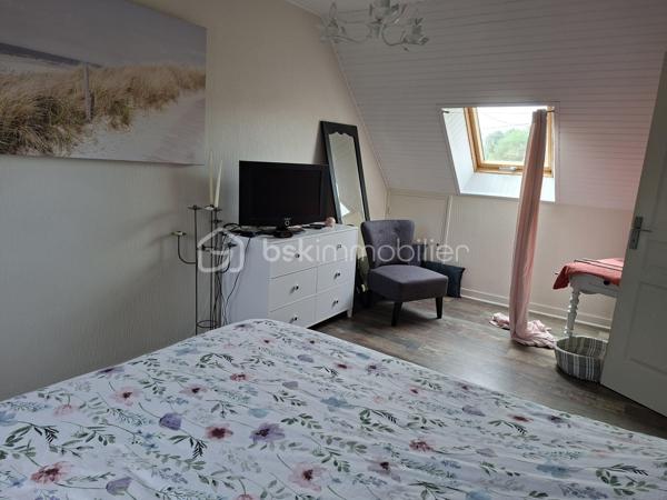 Située à deux pas du centre-ville de Plouay et à proximité immédiate du ramassage scolaire.
La maison d'une surface de 110 m² Carrez (environ 170 m² au sol), se compose :
À l'étage
3 chambres
1 salle de bains
1 WC indépendant
Au niveau principal
Une belle pièce de vie lumineuse ouvrant sur une grande terrasse plein sud.
Une cuisine
1 WC indépendant
Espace complémentaire indépendant
Au rez-de-chaussée, un espace d'environ 70 m² peut être utilisé comme prolongement de l'habitation ou comme logement indépendant. Il comprend :
Une cuisine
Une salle d'eau
Un WC
Espaces à aménager selon vos besoins (hébergement familial, location, activité professionnelle, télétravail, etc.)
Les extérieurs
Terrain arboré de 2 600 m² avec arbres fruitiers
Piscine en dur chauffée et couverte de 5 x 10 mètres
Espace potager avec serre
Grand garage de 65 m² pouvant accueillir plus de 3 véhicules 
Abri de jardin en bois de 15 m² avec douche extérieur 
Dépendance métallique de 25 m²
Cette propriété offre un cadre de vie exceptionnel, alliant confort, espace et fonctionnalité. Idéale pour une famille, un projet intergénérationnel ou une activité indépendante, elle bénéficie d'un emplacement recherché à proximité des commerces, écoles et d'un accès facile vers la voie rapide.