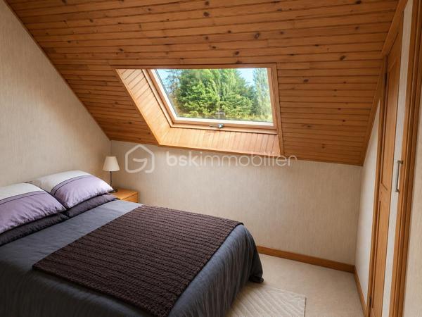 Située à deux pas du centre-ville de Plouay et à proximité immédiate du ramassage scolaire.
La maison d'une surface de 110 m² Carrez (environ 170 m² au sol), se compose :
À l'étage
3 chambres
1 salle de bains
1 WC indépendant
Au niveau principal
Une belle pièce de vie lumineuse ouvrant sur une grande terrasse plein sud.
Une cuisine
1 WC indépendant
Espace complémentaire indépendant
Au rez-de-chaussée, un espace d'environ 70 m² peut être utilisé comme prolongement de l'habitation ou comme logement indépendant. Il comprend :
Une cuisine
Une salle d'eau
Un WC
Espaces à aménager selon vos besoins (hébergement familial, location, activité professionnelle, télétravail, etc.)
Les extérieurs
Terrain arboré de 2 600 m² avec arbres fruitiers
Piscine en dur chauffée et couverte de 5 x 10 mètres
Espace potager avec serre
Grand garage de 65 m² pouvant accueillir plus de 3 véhicules 
Abri de jardin en bois de 15 m² avec douche extérieur 
Dépendance métallique de 25 m²
Cette propriété offre un cadre de vie exceptionnel, alliant confort, espace et fonctionnalité. Idéale pour une famille, un projet intergénérationnel ou une activité indépendante, elle bénéficie d'un emplacement recherché à proximité des commerces, écoles et d'un accès facile vers la voie rapide.