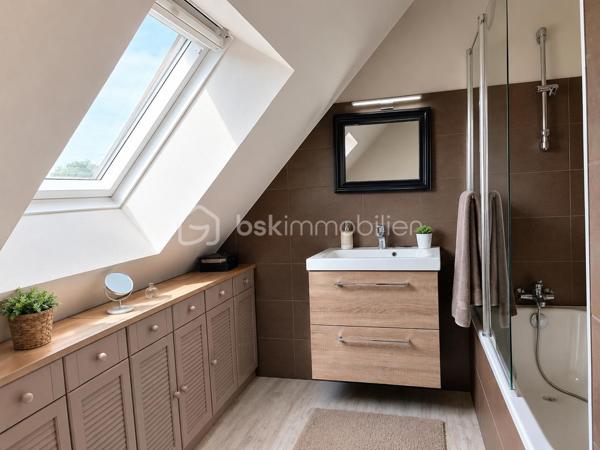 Située à deux pas du centre-ville de Plouay et à proximité immédiate du ramassage scolaire.
La maison d'une surface de 110 m² Carrez (environ 170 m² au sol), se compose :
À l'étage
3 chambres
1 salle de bains
1 WC indépendant
Au niveau principal
Une belle pièce de vie lumineuse ouvrant sur une grande terrasse plein sud.
Une cuisine
1 WC indépendant
Espace complémentaire indépendant
Au rez-de-chaussée, un espace d'environ 70 m² peut être utilisé comme prolongement de l'habitation ou comme logement indépendant. Il comprend :
Une cuisine
Une salle d'eau
Un WC
Espaces à aménager selon vos besoins (hébergement familial, location, activité professionnelle, télétravail, etc.)
Les extérieurs
Terrain arboré de 2 600 m² avec arbres fruitiers
Piscine en dur chauffée et couverte de 5 x 10 mètres
Espace potager avec serre
Grand garage de 65 m² pouvant accueillir plus de 3 véhicules 
Abri de jardin en bois de 15 m² avec douche extérieur 
Dépendance métallique de 25 m²
Cette propriété offre un cadre de vie exceptionnel, alliant confort, espace et fonctionnalité. Idéale pour une famille, un projet intergénérationnel ou une activité indépendante, elle bénéficie d'un emplacement recherché à proximité des commerces, écoles et d'un accès facile vers la voie rapide.