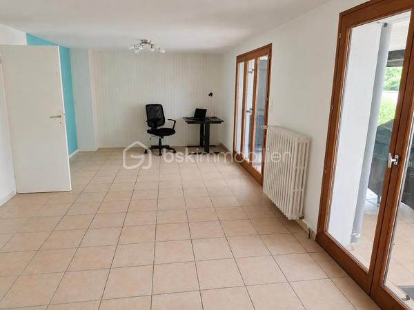 Située à deux pas du centre-ville de Plouay et à proximité immédiate du ramassage scolaire.
La maison d'une surface de 110 m² Carrez (environ 170 m² au sol), se compose :
À l'étage
3 chambres
1 salle de bains
1 WC indépendant
Au niveau principal
Une belle pièce de vie lumineuse ouvrant sur une grande terrasse plein sud.
Une cuisine
1 WC indépendant
Espace complémentaire indépendant
Au rez-de-chaussée, un espace d'environ 70 m² peut être utilisé comme prolongement de l'habitation ou comme logement indépendant. Il comprend :
Une cuisine
Une salle d'eau
Un WC
Espaces à aménager selon vos besoins (hébergement familial, location, activité professionnelle, télétravail, etc.)
Les extérieurs
Terrain arboré de 2 600 m² avec arbres fruitiers
Piscine en dur chauffée et couverte de 5 x 10 mètres
Espace potager avec serre
Grand garage de 65 m² pouvant accueillir plus de 3 véhicules 
Abri de jardin en bois de 15 m² avec douche extérieur 
Dépendance métallique de 25 m²
Cette propriété offre un cadre de vie exceptionnel, alliant confort, espace et fonctionnalité. Idéale pour une famille, un projet intergénérationnel ou une activité indépendante, elle bénéficie d'un emplacement recherché à proximité des commerces, écoles et d'un accès facile vers la voie rapide.