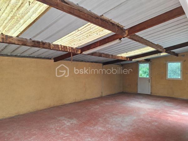Située à deux pas du centre-ville de Plouay et à proximité immédiate du ramassage scolaire.
La maison d'une surface de 110 m² Carrez (environ 170 m² au sol), se compose :
À l'étage
3 chambres
1 salle de bains
1 WC indépendant
Au niveau principal
Une belle pièce de vie lumineuse ouvrant sur une grande terrasse plein sud.
Une cuisine
1 WC indépendant
Espace complémentaire indépendant
Au rez-de-chaussée, un espace d'environ 70 m² peut être utilisé comme prolongement de l'habitation ou comme logement indépendant. Il comprend :
Une cuisine
Une salle d'eau
Un WC
Espaces à aménager selon vos besoins (hébergement familial, location, activité professionnelle, télétravail, etc.)
Les extérieurs
Terrain arboré de 2 600 m² avec arbres fruitiers
Piscine en dur chauffée et couverte de 5 x 10 mètres
Espace potager avec serre
Grand garage de 65 m² pouvant accueillir plus de 3 véhicules 
Abri de jardin en bois de 15 m² avec douche extérieur 
Dépendance métallique de 25 m²
Cette propriété offre un cadre de vie exceptionnel, alliant confort, espace et fonctionnalité. Idéale pour une famille, un projet intergénérationnel ou une activité indépendante, elle bénéficie d'un emplacement recherché à proximité des commerces, écoles et d'un accès facile vers la voie rapide.