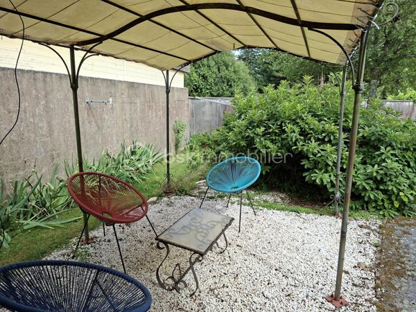 Située à deux pas du centre-ville de Plouay et à proximité immédiate du ramassage scolaire.
La maison d'une surface de 110 m² Carrez (environ 170 m² au sol), se compose :
À l'étage
3 chambres
1 salle de bains
1 WC indépendant
Au niveau principal
Une belle pièce de vie lumineuse ouvrant sur une grande terrasse plein sud.
Une cuisine
1 WC indépendant
Espace complémentaire indépendant
Au rez-de-chaussée, un espace d'environ 70 m² peut être utilisé comme prolongement de l'habitation ou comme logement indépendant. Il comprend :
Une cuisine
Une salle d'eau
Un WC
Espaces à aménager selon vos besoins (hébergement familial, location, activité professionnelle, télétravail, etc.)
Les extérieurs
Terrain arboré de 2 600 m² avec arbres fruitiers
Piscine en dur chauffée et couverte de 5 x 10 mètres
Espace potager avec serre
Grand garage de 65 m² pouvant accueillir plus de 3 véhicules 
Abri de jardin en bois de 15 m² avec douche extérieur 
Dépendance métallique de 25 m²
Cette propriété offre un cadre de vie exceptionnel, alliant confort, espace et fonctionnalité. Idéale pour une famille, un projet intergénérationnel ou une activité indépendante, elle bénéficie d'un emplacement recherché à proximité des commerces, écoles et d'un accès facile vers la voie rapide.