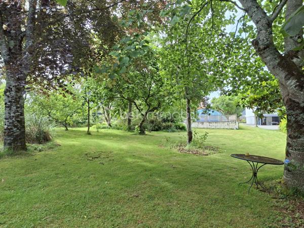 Située à deux pas du centre-ville de Plouay et à proximité immédiate du ramassage scolaire.
La maison d'une surface de 110 m² Carrez (environ 170 m² au sol), se compose :
À l'étage
3 chambres
1 salle de bains
1 WC indépendant
Au niveau principal
Une belle pièce de vie lumineuse ouvrant sur une grande terrasse plein sud.
Une cuisine
1 WC indépendant
Espace complémentaire indépendant
Au rez-de-chaussée, un espace d'environ 70 m² peut être utilisé comme prolongement de l'habitation ou comme logement indépendant. Il comprend :
Une cuisine
Une salle d'eau
Un WC
Espaces à aménager selon vos besoins (hébergement familial, location, activité professionnelle, télétravail, etc.)
Les extérieurs
Terrain arboré de 2 600 m² avec arbres fruitiers
Piscine en dur chauffée et couverte de 5 x 10 mètres
Espace potager avec serre
Grand garage de 65 m² pouvant accueillir plus de 3 véhicules 
Abri de jardin en bois de 15 m² avec douche extérieur 
Dépendance métallique de 25 m²
Cette propriété offre un cadre de vie exceptionnel, alliant confort, espace et fonctionnalité. Idéale pour une famille, un projet intergénérationnel ou une activité indépendante, elle bénéficie d'un emplacement recherché à proximité des commerces, écoles et d'un accès facile vers la voie rapide.