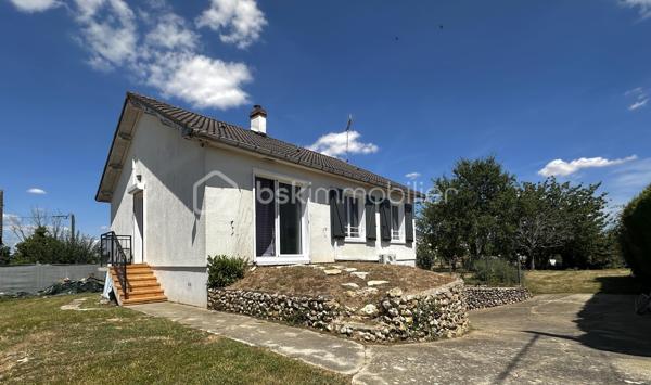 Situé sur la commune de Courtenay, dans un secteur calme et recherché, ce pavillon des années 1970 bénéficie d'une situation géographique idéale. Vous profiterez d'une vie quotidienne facilitée grâce à la proximité immédiate des commerces, des écoles et du collège, accessibles en seulement quelques minutes.


Au rez-de-chaussée , L'entrée dessert une cuisine entièrement aménagée et équipée, ouverte sur un vaste salon-salle à manger. Cette pièce de vie, particulièrement lumineuse, est agrémentée d’un poêle à bois chaleureux. Ce niveau propose également deux grandes chambres confortables, une salle de bain avec baignoire et un WC séparé.

À l'étage , Un petit palier distribue un espace bureau idéal pour le télétravail, une troisième chambre indépendante ainsi qu'un second WC séparé.

Au sous-sol total , Ce niveau offre des prestations supplémentaires remarquables. Il se compose d'une quatrième chambre, d'une grande buanderie fonctionnelle avec un accès direct vers l'extérieur, d'un atelier pour le bricolage et d'une authentique cave pour le stockage.

Ce pavillon entretenu offre de sérieux atouts techniques et de confort pour votre future installation , Un système de double vitrage intégral pour une bonne isolation thermique, Le raccordement au réseau de tout-à-l'égout, Une configuration idéale pour une famille avec ses quatre chambres et ses espaces indépendants et Un environnement calme tout en restant proche de toutes les commodités.

Pour obtenir de plus amples renseignements ou pour organiser une visite de ce bien, je vous invite à me contacter dès à présent.