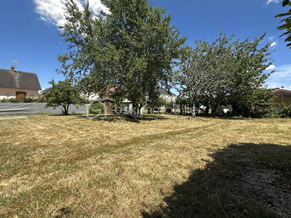 Situé sur la commune de Courtenay, dans un secteur calme et recherché, ce pavillon des années 1970 bénéficie d'une situation géographique idéale. Vous profiterez d'une vie quotidienne facilitée grâce à la proximité immédiate des commerces, des écoles et du collège, accessibles en seulement quelques minutes.


Au rez-de-chaussée , L'entrée dessert une cuisine entièrement aménagée et équipée, ouverte sur un vaste salon-salle à manger. Cette pièce de vie, particulièrement lumineuse, est agrémentée d’un poêle à bois chaleureux. Ce niveau propose également deux grandes chambres confortables, une salle de bain avec baignoire et un WC séparé.

À l'étage , Un petit palier distribue un espace bureau idéal pour le télétravail, une troisième chambre indépendante ainsi qu'un second WC séparé.

Au sous-sol total , Ce niveau offre des prestations supplémentaires remarquables. Il se compose d'une quatrième chambre, d'une grande buanderie fonctionnelle avec un accès direct vers l'extérieur, d'un atelier pour le bricolage et d'une authentique cave pour le stockage.

Ce pavillon entretenu offre de sérieux atouts techniques et de confort pour votre future installation , Un système de double vitrage intégral pour une bonne isolation thermique, Le raccordement au réseau de tout-à-l'égout, Une configuration idéale pour une famille avec ses quatre chambres et ses espaces indépendants et Un environnement calme tout en restant proche de toutes les commodités.

Pour obtenir de plus amples renseignements ou pour organiser une visite de ce bien, je vous invite à me contacter dès à présent.