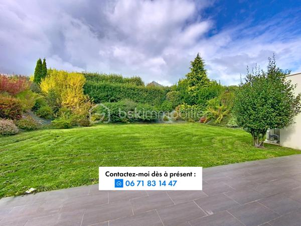Dès l’entrée, découvrez un bel espace de vie baigné de lumière, composé d’un salon-séjour ouvert sur une cuisine contemporaine, aménagée et entièrement équipée, idéale pour partager des moments conviviaux au quotidien.
- Le rez-de-chaussée propose également une suite parentale confortable avec salle d’eau privative et dressing, parfaite pour une vie de plain-pied.
- À l’étage, vous trouverez trois chambres spacieuses, une grande salle de bain équipée d’une baignoire et d’une douche, ainsi qu’un WC indépendant.
Un cellier, de nombreux espaces de rangement et un grand garage viennent compléter les prestations de ce bien.

À l’extérieur, profitez d’un jardin clos et soigneusement paysagé, ainsi que d’une terrasse carrelée sans vis-à-vis, offrant un cadre idéal pour vos moments de détente en toute intimité.

Une opportunité à ne pas manquer : contactez-nous dès maintenant au 06 71 83 14 47. 
Je suis sur place pour vous accompagner dans votre projet.