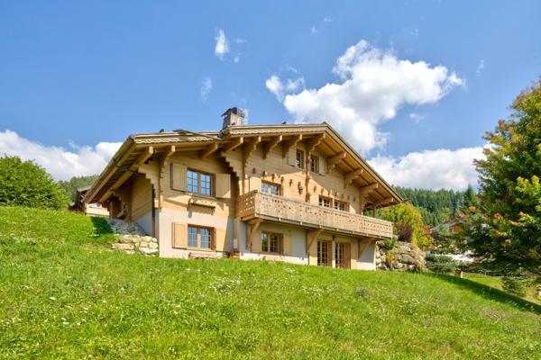 À VENDRE ! Chalet d'exception à proximité immédiate de La Clusaz, au coeur du massif des Aravis dans les Alpes, offrant des prestations haut de gamme et une vue dégagée sur les montagnes.