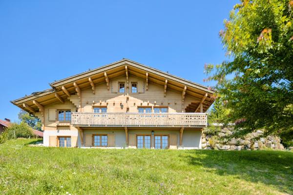 À VENDRE ! Chalet d'exception à proximité immédiate de La Clusaz, au coeur du massif des Aravis dans les Alpes, offrant des prestations haut de gamme et une vue dégagée sur les montagnes.