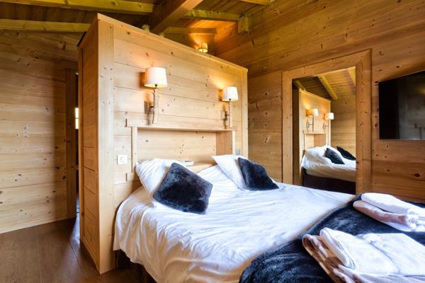 À VENDRE ! Chalet d'exception à proximité immédiate de La Clusaz, au coeur du massif des Aravis dans les Alpes, offrant des prestations haut de gamme et une vue dégagée sur les montagnes.