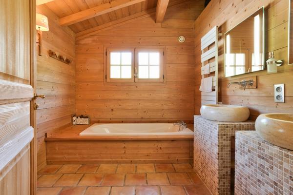 À VENDRE ! Chalet d'exception à proximité immédiate de La Clusaz, au coeur du massif des Aravis dans les Alpes, offrant des prestations haut de gamme et une vue dégagée sur les montagnes.