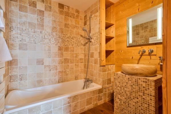 À VENDRE ! Chalet d'exception à proximité immédiate de La Clusaz, au coeur du massif des Aravis dans les Alpes, offrant des prestations haut de gamme et une vue dégagée sur les montagnes.