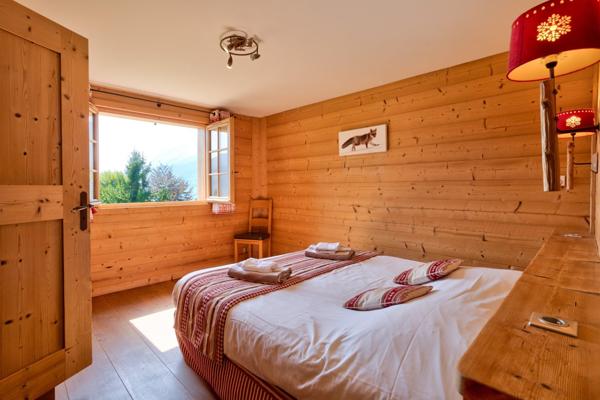 À VENDRE ! Chalet d'exception à proximité immédiate de La Clusaz, au coeur du massif des Aravis dans les Alpes, offrant des prestations haut de gamme et une vue dégagée sur les montagnes.