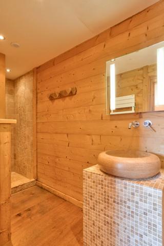 À VENDRE ! Chalet d'exception à proximité immédiate de La Clusaz, au coeur du massif des Aravis dans les Alpes, offrant des prestations haut de gamme et une vue dégagée sur les montagnes.