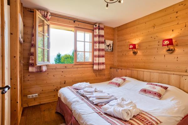 À VENDRE ! Chalet d'exception à proximité immédiate de La Clusaz, au coeur du massif des Aravis dans les Alpes, offrant des prestations haut de gamme et une vue dégagée sur les montagnes.