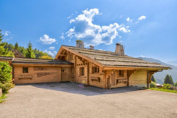 À VENDRE ! Chalet d'exception à proximité immédiate de La Clusaz, au coeur du massif des Aravis dans les Alpes, offrant des prestations haut de gamme et une vue dégagée sur les montagnes.