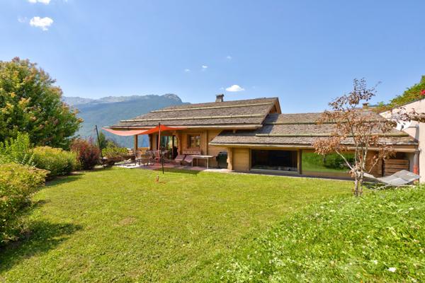 À VENDRE ! Chalet d'exception à proximité immédiate de La Clusaz, au coeur du massif des Aravis dans les Alpes, offrant des prestations haut de gamme et une vue dégagée sur les montagnes.