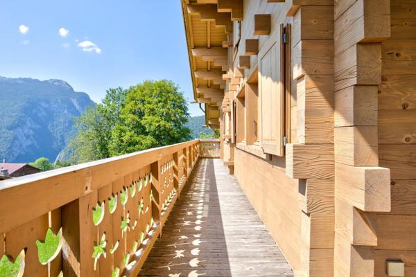À VENDRE ! Chalet d'exception à proximité immédiate de La Clusaz, au coeur du massif des Aravis dans les Alpes, offrant des prestations haut de gamme et une vue dégagée sur les montagnes.