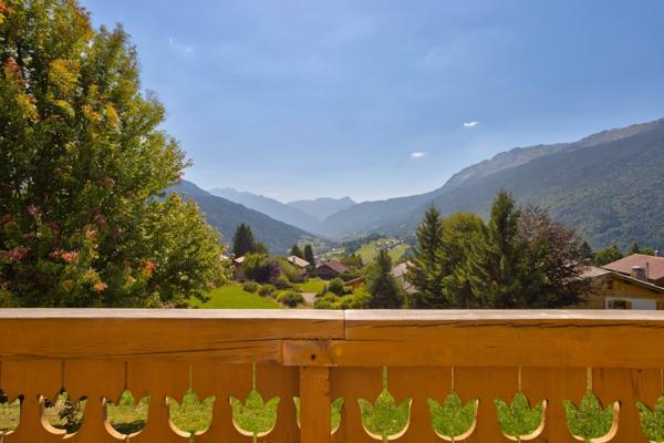 À VENDRE ! Chalet d'exception à proximité immédiate de La Clusaz, au coeur du massif des Aravis dans les Alpes, offrant des prestations haut de gamme et une vue dégagée sur les montagnes.