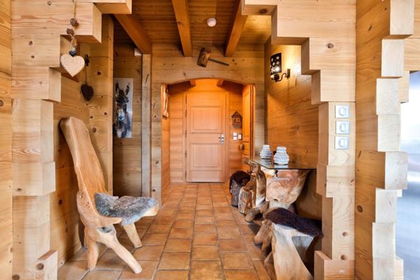 À VENDRE ! Chalet d'exception à proximité immédiate de La Clusaz, au coeur du massif des Aravis dans les Alpes, offrant des prestations haut de gamme et une vue dégagée sur les montagnes.