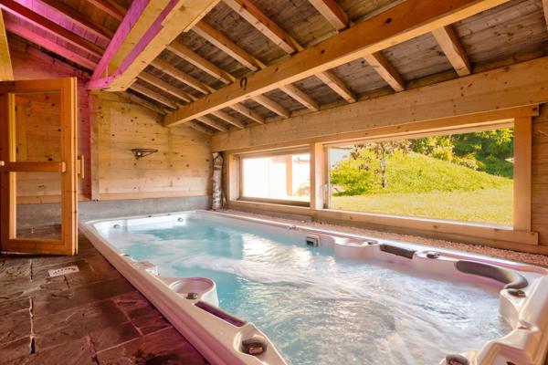 À VENDRE ! Chalet d'exception à proximité immédiate de La Clusaz, au coeur du massif des Aravis dans les Alpes, offrant des prestations haut de gamme et une vue dégagée sur les montagnes.