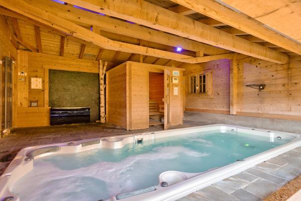 À VENDRE ! Chalet d'exception à proximité immédiate de La Clusaz, au coeur du massif des Aravis dans les Alpes, offrant des prestations haut de gamme et une vue dégagée sur les montagnes.