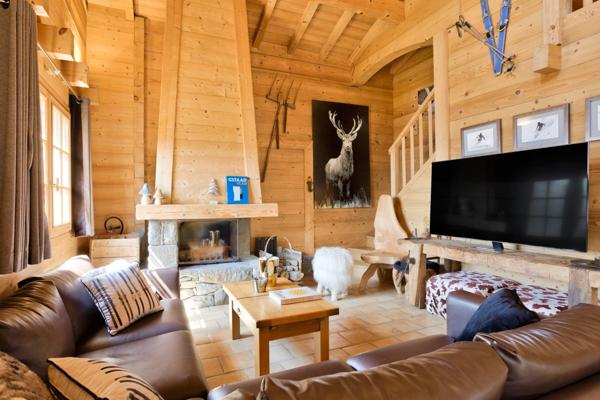 À VENDRE ! Chalet d'exception à proximité immédiate de La Clusaz, au coeur du massif des Aravis dans les Alpes, offrant des prestations haut de gamme et une vue dégagée sur les montagnes.