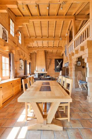 À VENDRE ! Chalet d'exception à proximité immédiate de La Clusaz, au coeur du massif des Aravis dans les Alpes, offrant des prestations haut de gamme et une vue dégagée sur les montagnes.