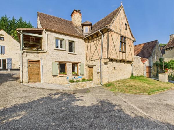 Deux maisons en pierre indépendantes avec potentiel locatif dans un village animé