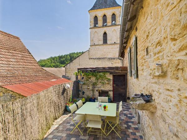 Deux maisons en pierre indépendantes avec potentiel locatif dans un village animé