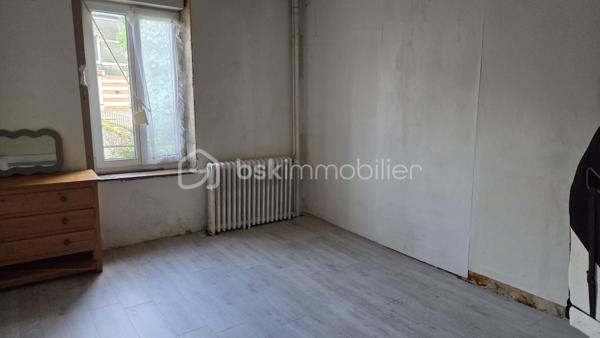 Maison à rénover – Bogny-sur-Meuse – face à la Meuse et proche de la voie Verte

Située à Bogny-sur-Meuse, quartier de Château Regnault, cette maison offre un beau potentiel pour un projet de rénovation, que ce soit pour une résidence principale ou un investissement locatif ou Airbnb

Elle se compose au rez-de-chaussée d’une entrée,  d'une grande pièce composée d’un salon / salle à manger  et d’une cuisine, d’une buanderie (travaux en cours) ainsi que d’un accès direct au terrain.

À l’étage, vous trouverez trois grandes chambres, une salle d’eau avec WC (pouvant être refaite dans une autre pièce pour une grande salle de bains), ainsi qu’un grenier aménageable offrant des possibilités d’agrandissement.

La maison dispose également d’une terrasse face à la maison fermée avec un portillon, un beau jardin à l'arrière de la maison (possibilité de faire également une terrasse) et d'une cave

✔ Chaudière neuve
✔ Toiture  (démoussage à prévoir)
✔ Taxe foncière : 760 €

Idéal pour les amateurs de travaux souhaitant personnaliser leur futur logement dans un environnement calme et verdoyant, proche des commodités et des promenades le long de la Meuse.

📞 À visiter sans tarder !