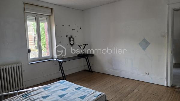 Maison à rénover – Bogny-sur-Meuse – face à la Meuse et proche de la voie Verte

Située à Bogny-sur-Meuse, quartier de Château Regnault, cette maison offre un beau potentiel pour un projet de rénovation, que ce soit pour une résidence principale ou un investissement locatif ou Airbnb

Elle se compose au rez-de-chaussée d’une entrée,  d'une grande pièce composée d’un salon / salle à manger  et d’une cuisine, d’une buanderie (travaux en cours) ainsi que d’un accès direct au terrain.

À l’étage, vous trouverez trois grandes chambres, une salle d’eau avec WC (pouvant être refaite dans une autre pièce pour une grande salle de bains), ainsi qu’un grenier aménageable offrant des possibilités d’agrandissement.

La maison dispose également d’une terrasse face à la maison fermée avec un portillon, un beau jardin à l'arrière de la maison (possibilité de faire également une terrasse) et d'une cave

✔ Chaudière neuve
✔ Toiture  (démoussage à prévoir)
✔ Taxe foncière : 760 €

Idéal pour les amateurs de travaux souhaitant personnaliser leur futur logement dans un environnement calme et verdoyant, proche des commodités et des promenades le long de la Meuse.

📞 À visiter sans tarder !