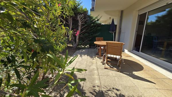 LA ROCHELLE LAFOND - T2 rez de jardin avec parking et cave
