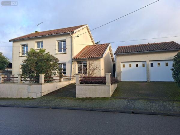 Maison à vendre à Nueil-les-Aubiers dans les Deux-Sèvres (79250), ref : AGM 73*