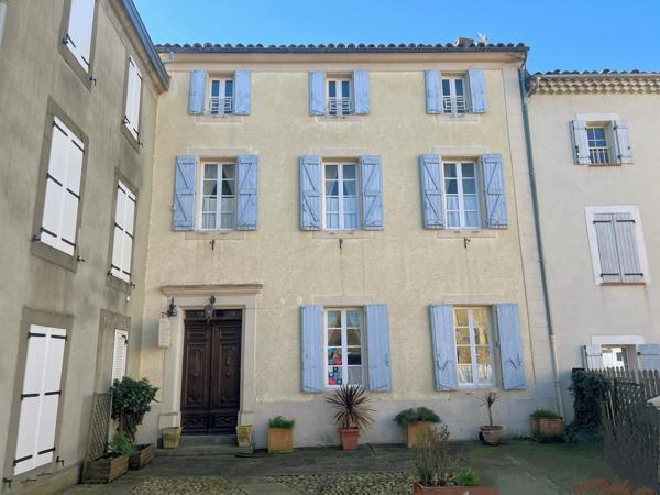 Ensemble de bâtiments de caractère comprenant une résidence principale, une maison d'amis et des jardins arborés