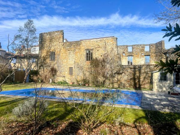 Ensemble de bâtiments de caractère comprenant une résidence principale, une maison d'amis et des jardins arborés