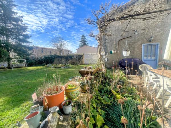 Ensemble de bâtiments de caractère comprenant une résidence principale, une maison d'amis et des jardins arborés