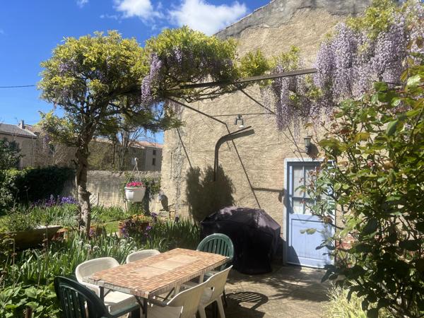 Ensemble de bâtiments de caractère comprenant une résidence principale, une maison d'amis et des jardins arborés